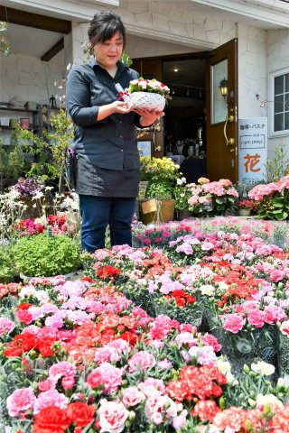 3面：母の日に向け店先彩る　早めの購入呼び掛け　糸魚川市の生花店「ブルーファン」