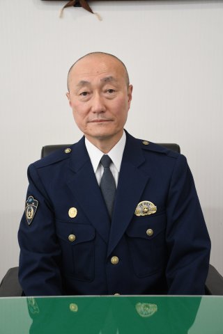 15面：《新任です これからよろしくおねがいします》上越警察署長　岡村厚さん（５９）