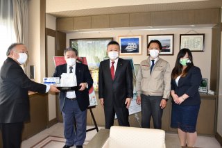 1面：新型コロナウイルス対策に寄贈　カネヨ松木グループ企業