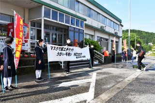 面：今、できることを　糸魚川市中学校が生徒会活動始める　能生駅前であいさつ運動　能生中