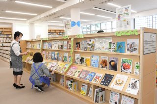 10面：おうち時間楽しく　高田図書館５、６月のテーマ展示