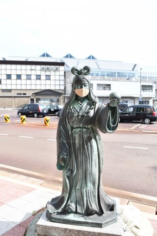 1面：奴奈川姫像などマスク着用　新型コロナで注意喚起　糸魚川市観光協会