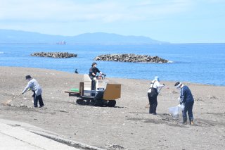 6面：夏に向け美化活動　改造運搬車両も投入　砂浜のごみ回収　鵜の浜温泉観光組合