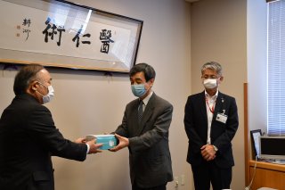 1面：業務従事に感謝　糸魚川市が医療機関や福祉関連事業所にマスク配布