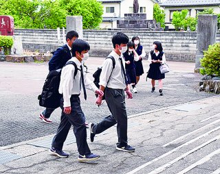 1面：糸魚川市県立３高　通常授業が再開　感染予防も徹底