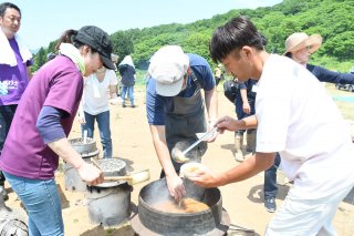 6面：柿崎小６年生 棚田で田植え体験　柿崎名水農醸プロジェクトとコラボ　収穫したコメは日本酒に