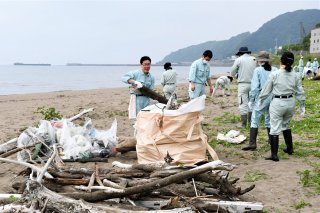 1面：今夏もきれいな海で　糸魚川市能生の笠原建設 藤崎海岸で清掃奉仕　分散作業し感染予防