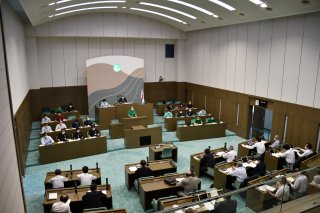 1面： 新型コロナ対策　専決処分を即決　糸魚川市議会６月定例会が開会　２５議案上程