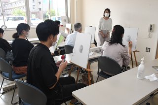 1面：美大志望者らの助けに　元美術講師松尾ゆみさんがデッサン教室開講