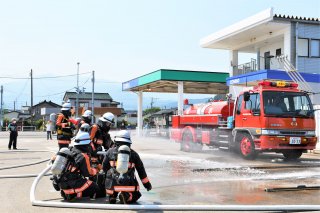 1面：給油所で火災想定　危険意識高め訓練　「上越ツバメ石油」糸魚川営業所　消防と合同
