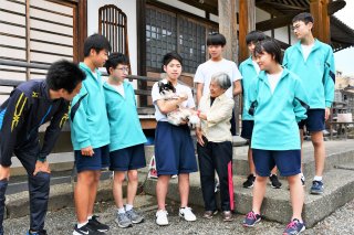 1面：糸魚川中２年生〝連携プレー〟　幹線道路で迷い犬保護