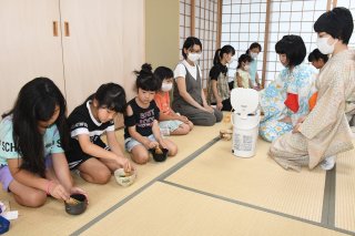 3面：親子３０組伝統文化体験　みんなの茶道教室　上越に伝統文化を普及する会
