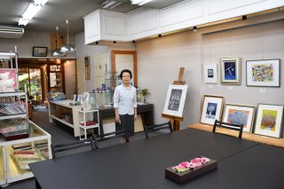 1面：〝文化の空間〟へ新装開店　社会とつながる場所に　糸魚川市本町の「しみず」