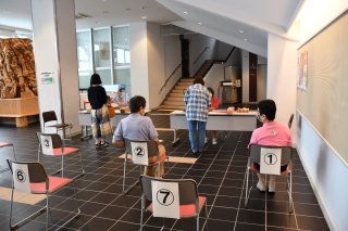 1面：「糸魚川元気応援券」販売開始　地域経済再生へ　飲食店、宿泊施設など支援
