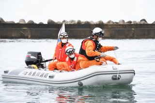 1面：水難事故備え海で救助訓練　糸魚川市消防本部