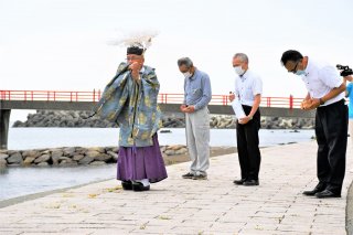 1面：糸魚川市内海水浴場で海開き　関係者ら安全祈願祭　コロナ対策徹底し開設