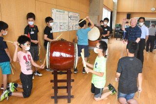 1面：祇園ばやし体に伝統刻む　直江津小６年生　太鼓、笛「正調」学ぶ　直江津祇園祭