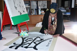 3面：青海の活性化願い　糸魚川市で「お楽しみ展」　書道パフォーマンスなど古民家で催し