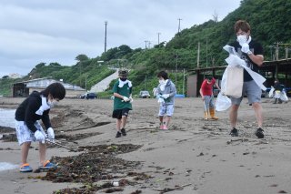 5面：シーズン前に清掃活動　４００人が参加　上越市海岸線環境美化促進協