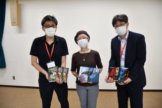 1面：児童文学者・小川英子さん（糸魚川市出身）　新作『王の祭り』など市民図書館に寄贈