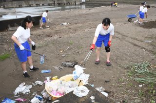15面：ごみの量に怒りも　名立中生徒が地域清掃活動
