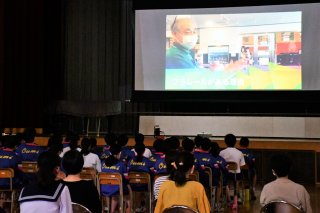 1面：糸魚川の魅力を発見発信　青海中３年生、地域活性へプロモーションビデオ制作　取材協力者ら参加しコンテスト　全作品を観賞
