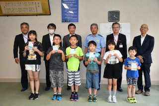 1面：「いじめ０」へ誓い　防犯はがき、児童、生徒に贈呈　糸魚川署と職警連