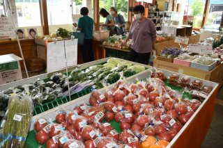 4面：夏野菜店頭に　浦川原物産館　前年の売り上げ維持