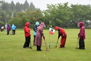 6面：練習再開し今季初の大会　雨の中１７０人がプレー　糸魚川市ＧＧ協会会長杯