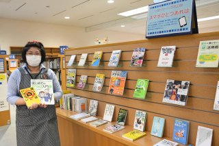 10面：直江津図書館、ネット活用など１００冊　高田図書館、小説中心に受賞作　テーマ展示