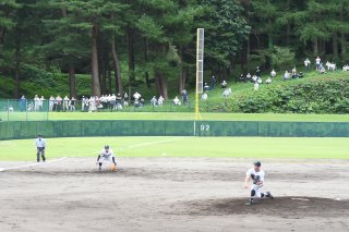 1面：美山球場で地元対決　県高校夏季野球大会　球場外から観戦も　糸魚川市