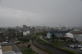 10面：梅雨前線停滞長雨もたらす　日照時間 高田で平年比３６％