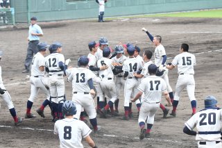 8面：〈令和２年度新潟県高校夏季野球大会〉関根学園 逆転サヨナラ　上越は糸魚川に勝利