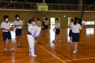 3面：さんわ音頭継承へ練習　三和中３年生　体育祭で成果披露