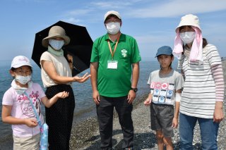 1面：石を集めて標本作り　学芸員講師に　親子連れら参加　糸魚川市須沢海岸