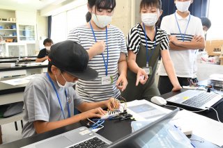 科学や技術に興味・関心を　高田高おもしろ工作・実験講座　小中学生が電子工作体験