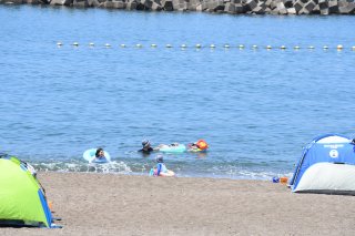 6面：「雰囲気、水質いい」　大潟区鵜の浜海水浴場　家族で夏の思い出