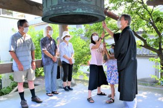 1面：広島・原爆投下から７５年　「平和の鐘」鳴り響く　恒久平和願い　糸魚川市内の各寺院