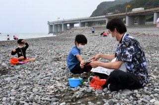 8面：ヒスイ探し楽しむ　感染症対策施し　糸魚川市観光協会