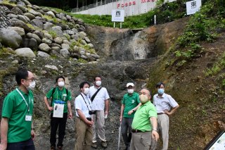 1面：世界ジオ再認定に向けて　感染対策し糸魚川ジオパークで現地調査　日本ジオパーク委員会