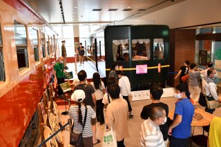 1面：「トワイライトエクスプレス」再現車両　一般公開初日 親子らに好評　感染対策で入場制限も混雑、混乱なく　糸魚川駅「ジオパル」