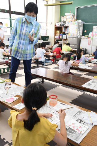 6面：はがきいっぱい大きく　吉川小児童クラブ夏休み絵手紙教室　夏の風物詩描く