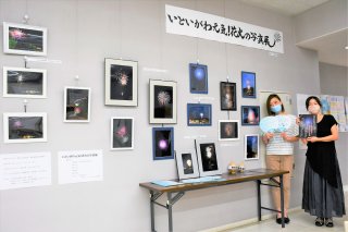8面：〝元気花火〟で夏らしさ感じて　有志撮影の写真を展示　糸魚川信用組合本町支店