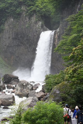 1面：ごう音と水しぶき　妙高市の苗名滝に涼求め観光客