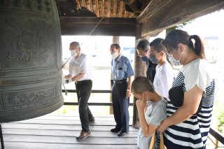 1面：１５寺院で「平和の鐘」　妙高市遺族会が戦没者悼む