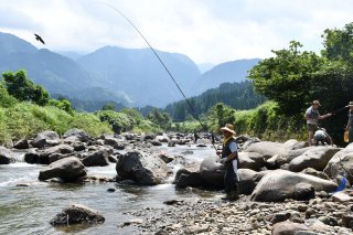 1面：清流で釣り満喫　糸魚川市の海川でにじます釣りを楽しむイベント　１２０人が参加