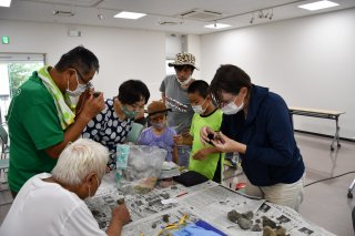 1面：大昔の生物、大地学ぶ　親子ら対象４カ所で化石探し　フォッサマグナミュージアム