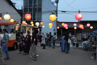 10面：ランタン照らす夏の宵市楽しむ　高田小町広場でイベント