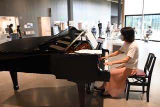 1面：「オーレンピアノ」始まる　市民演奏でにぎわい創出　高田城址公園オーレンプラザ