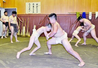 11面：スポカル〈３６〉相撲　上越相撲教室　基本、礼節学ぶ　子どもの心身の成長願い　競技続け大会で活躍を